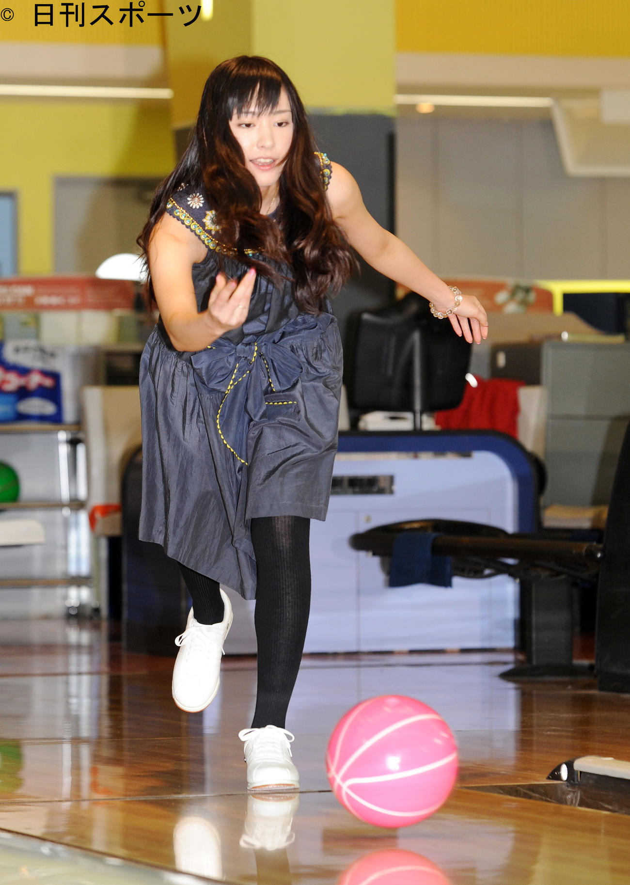 新垣結衣はラウンドワンイメージキャラクター発表会見で真剣な表情でボールを投げる（2009年3月）