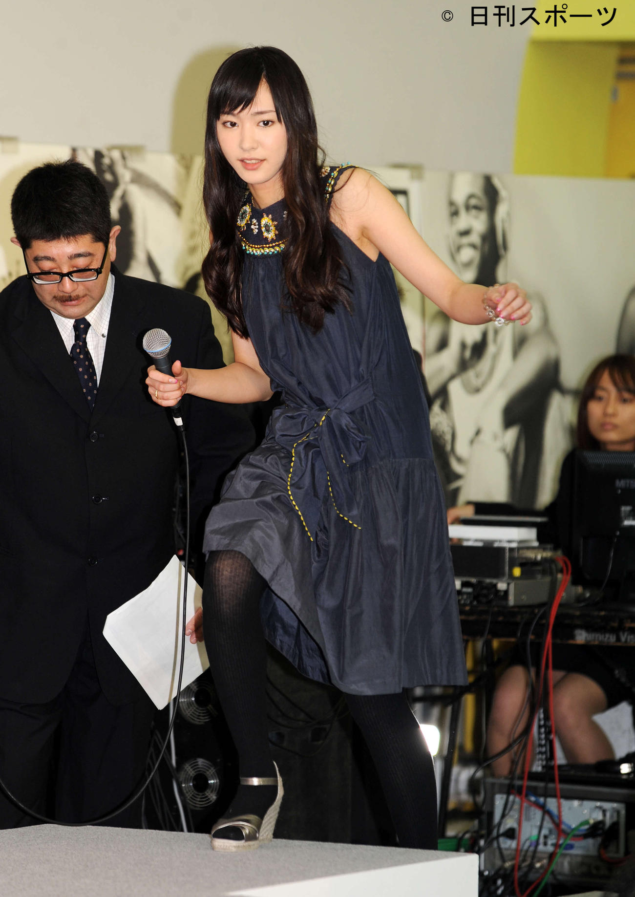 新垣結衣はラウンドワンイメージキャラクター発表会見でマイクを手に登壇する（2009年3月）
