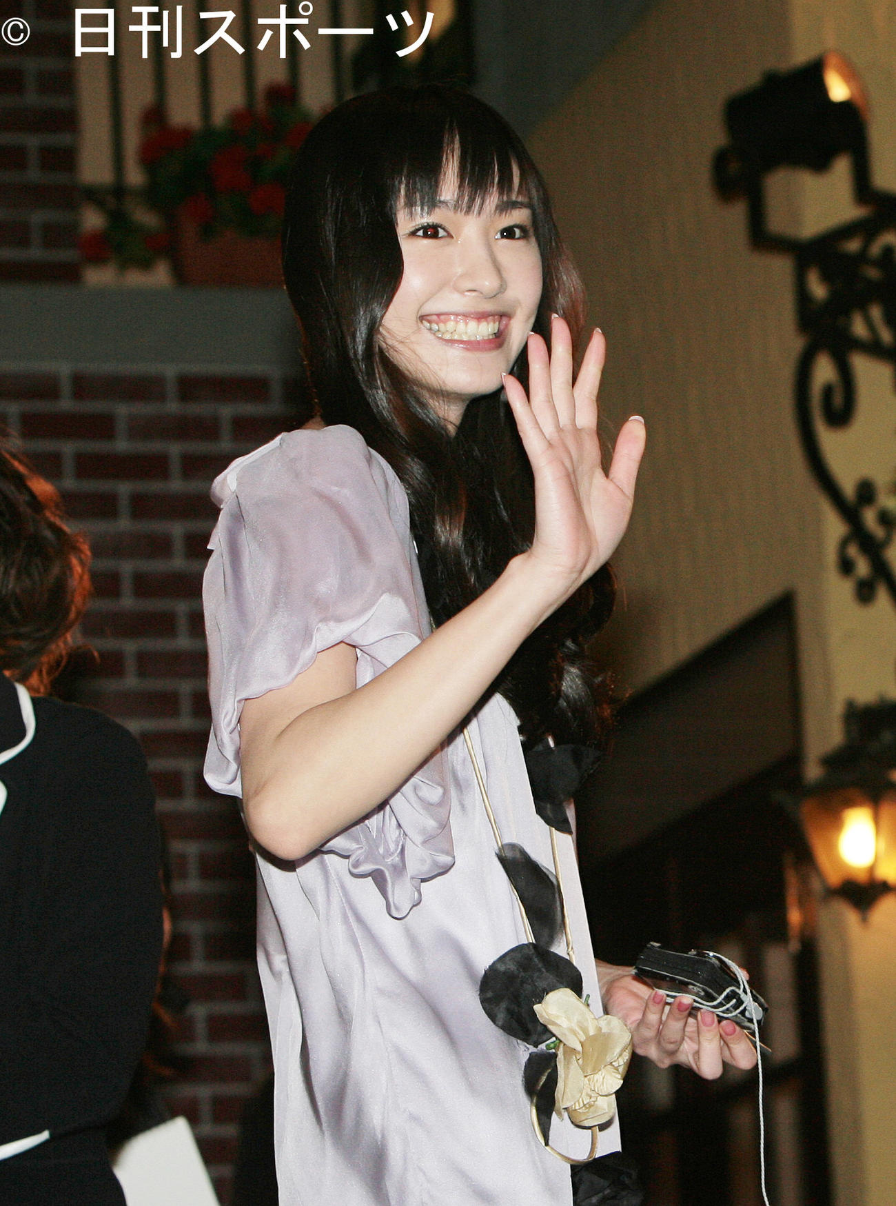 花Sacasフラワーライトアップ点灯式に参加した新垣結衣は笑顔で観衆に手を振る（2009年3月）