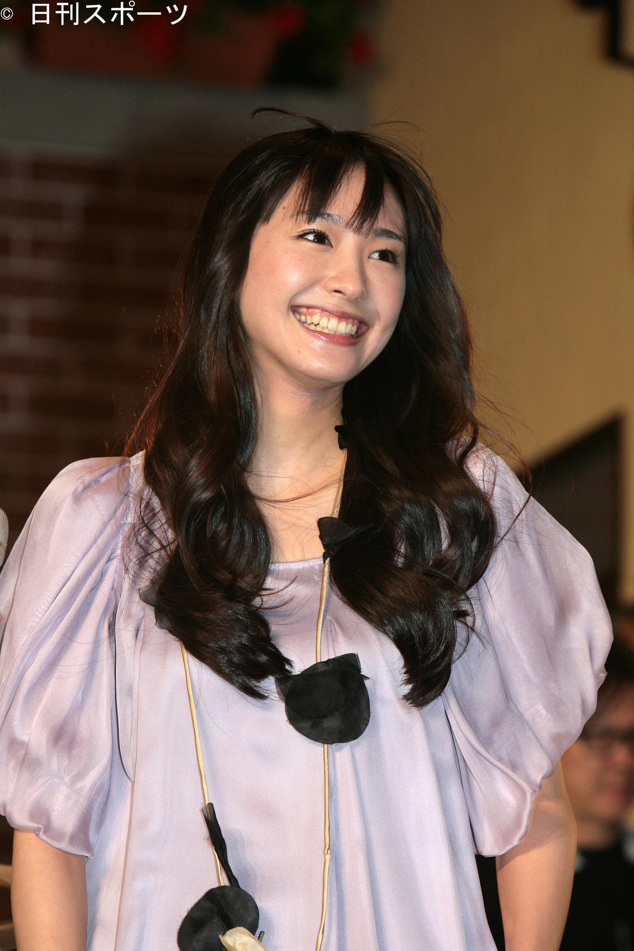 花Sacasフラワーライトアップ点灯式に参加した20歳の新垣結衣は少し首をかしげて笑顔（2009年3月）