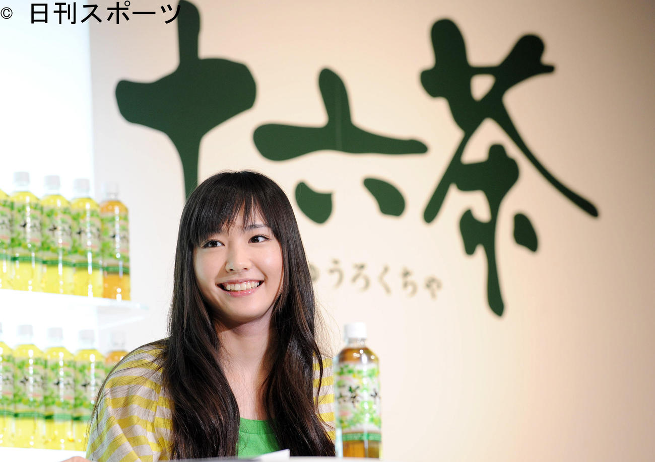 十六茶新CM発表会で20歳の新垣結衣は司会者の言葉に笑顔で反応（2009年3月）
