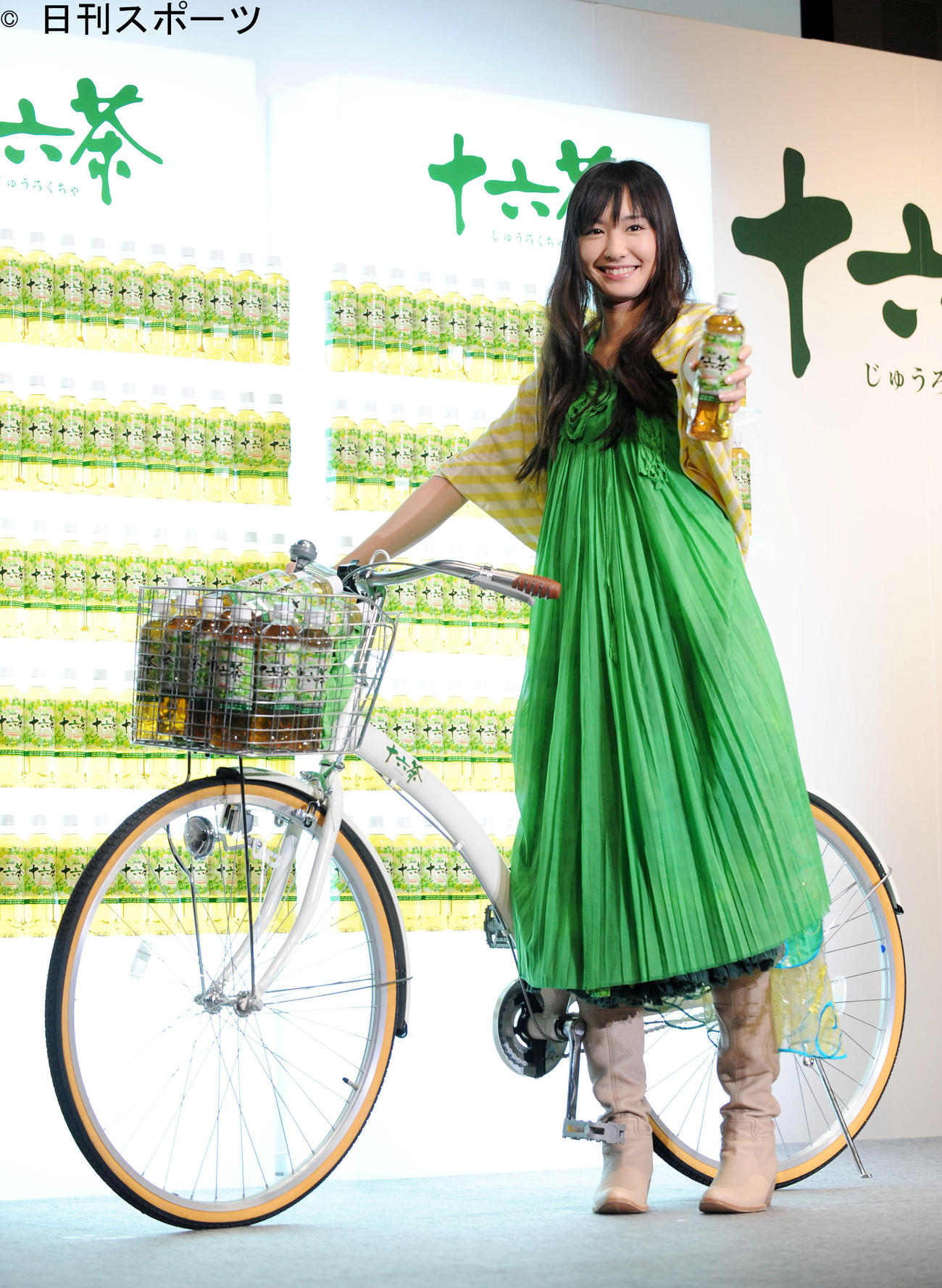 十六茶新CM発表会で20歳の新垣結衣は明るい緑のワンピース姿で自転車の横に立ちポーズ（2009年3月）