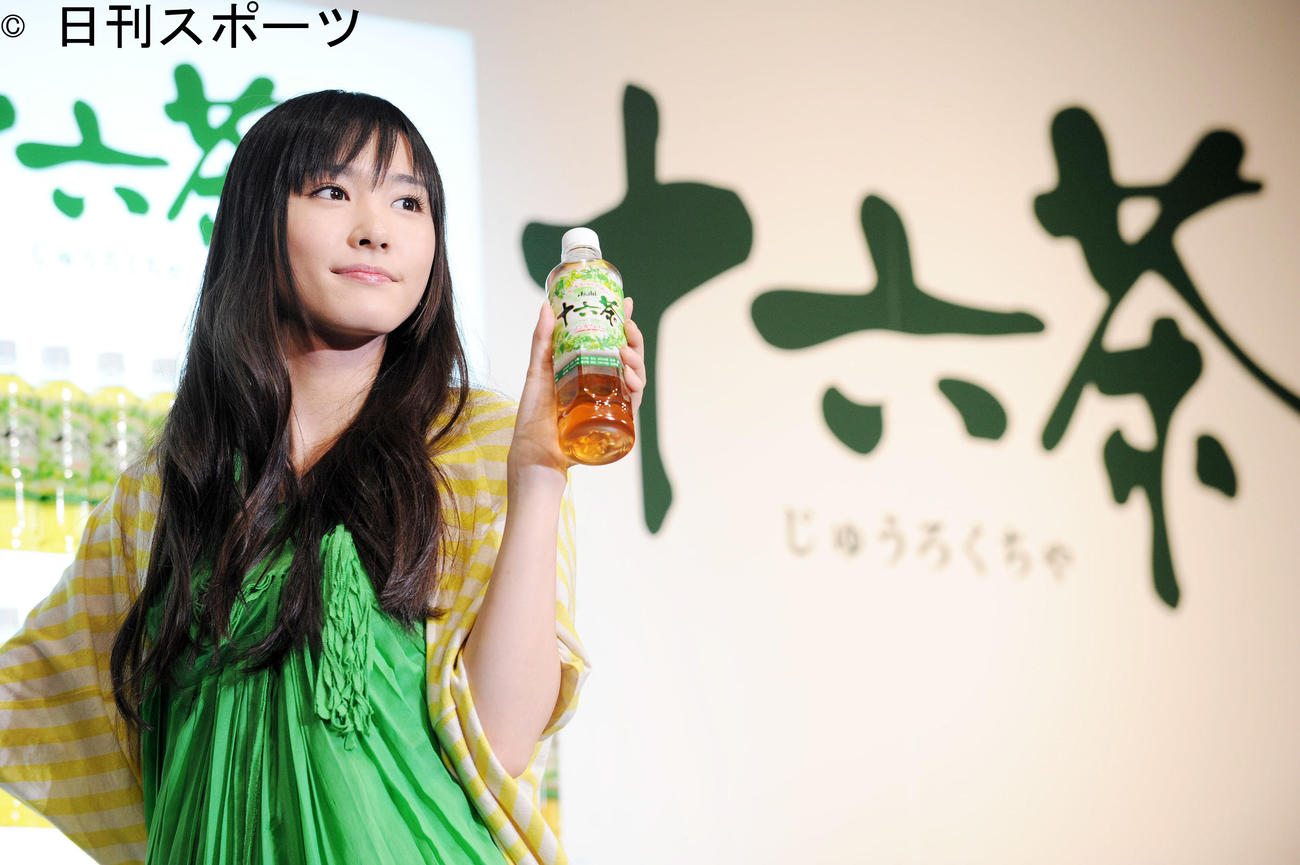 十六茶新CM発表会で20歳の新垣結衣はペットボトルを手に少しすまし顔でポーズ（2009年3月）