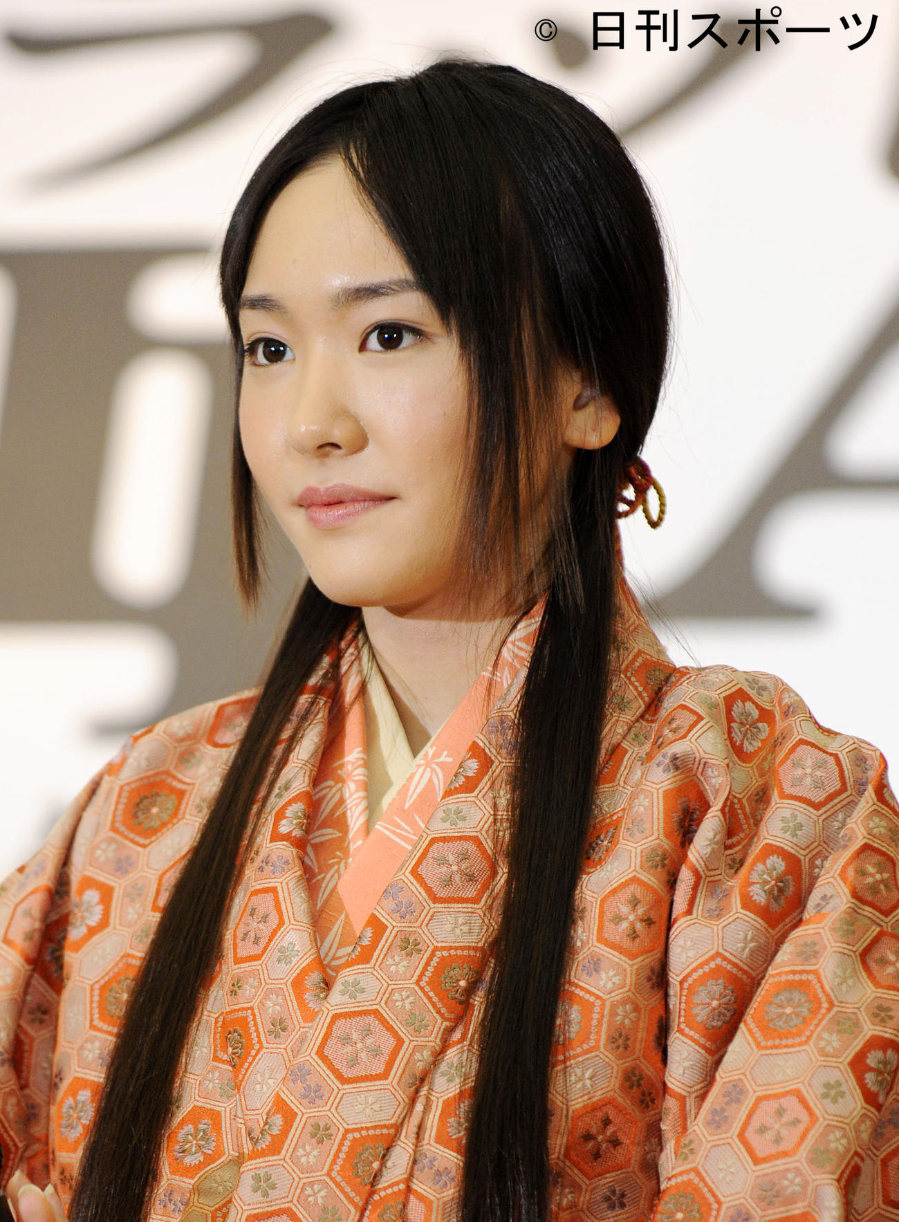 20歳の新垣結衣は映画「BALLAD」制作報告会見に劇中の和装で登場（2009年4月）