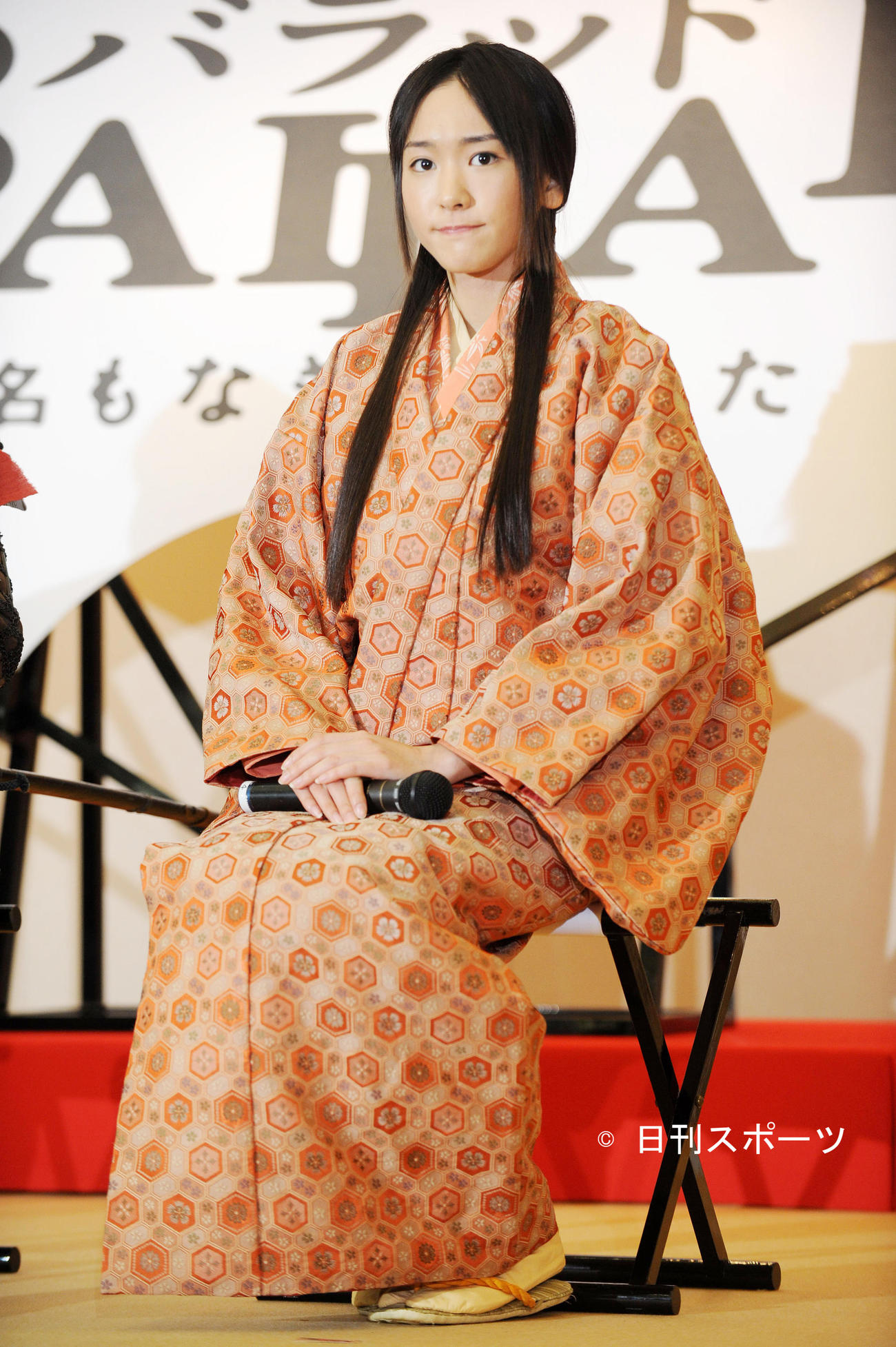 20歳の新垣結衣は映画「BALLAD」制作報告会見の舞台上で緊張した表情（2009年4月）

