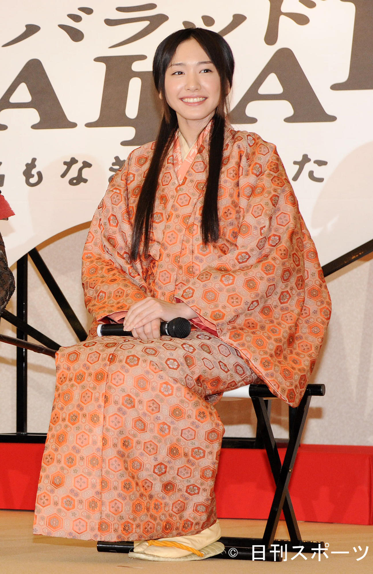 20歳の新垣結衣は映画「BALLAD」制作報告会見に劇中の衣装で登場し笑顔（2009年4月）
