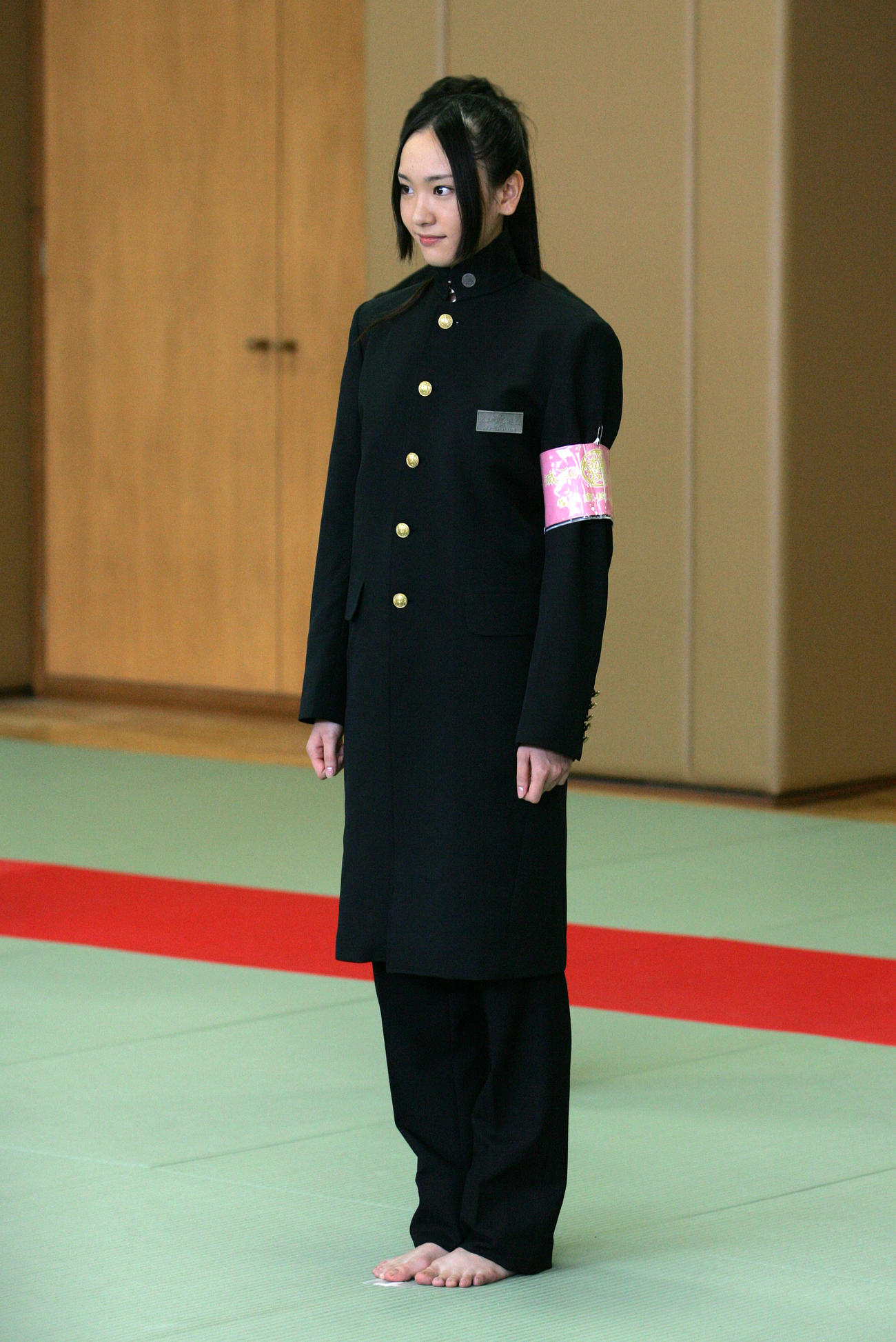 映画「フレフレ少女」で主演の新垣結衣は学ラン姿に裸足で柔道場の畳に立つ（2008年9月）