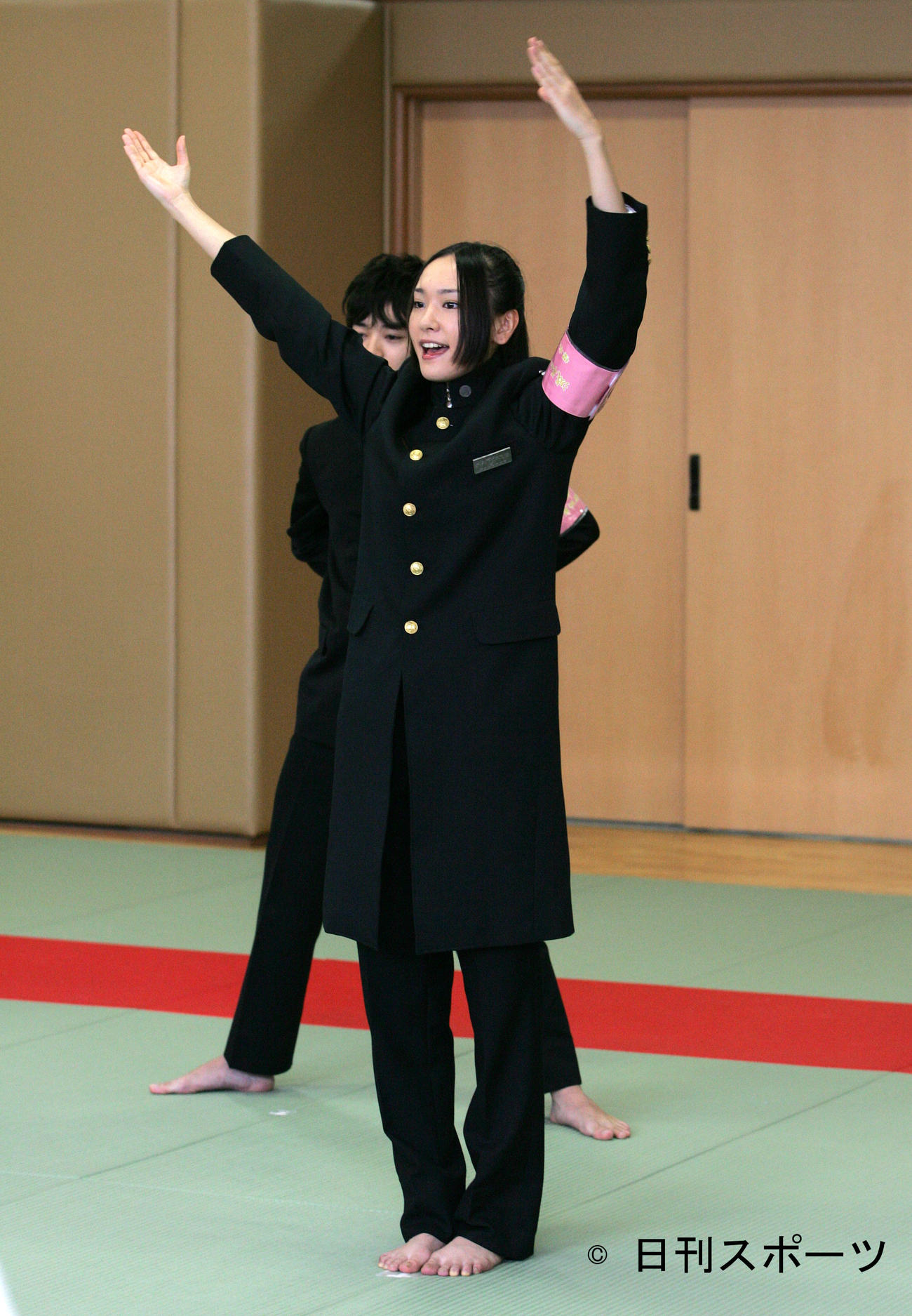 映画「フレフレ少女」で主演の新垣結衣は学ラン姿で帝京中・高校の女子柔道部にエールを送る（2008年9月）