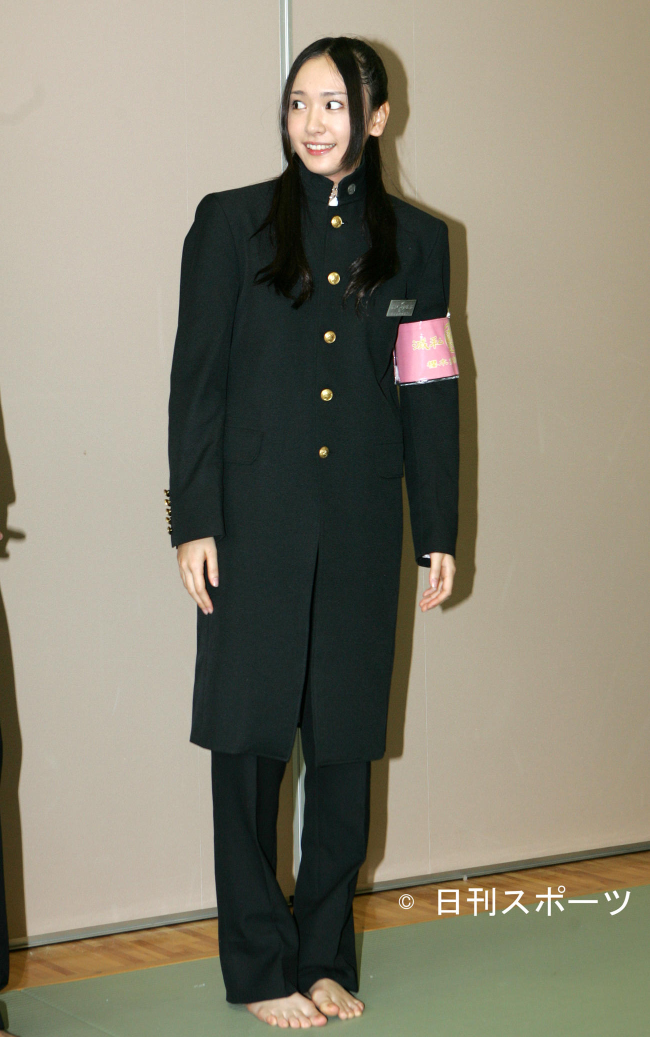 映画「フレフレ少女」で主演の新垣結衣は学ラン姿で隣を振り向き、目を大きく見開くいて驚くような表情（2008年9月）