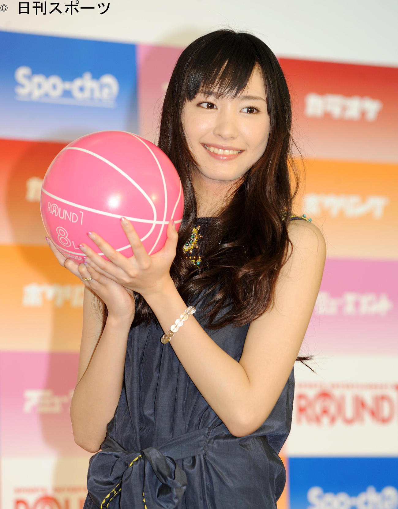 新垣結衣はラウンドワンイメージキャラクター発表会見でピンク色のボールを手にニッコリ（2009年3月）