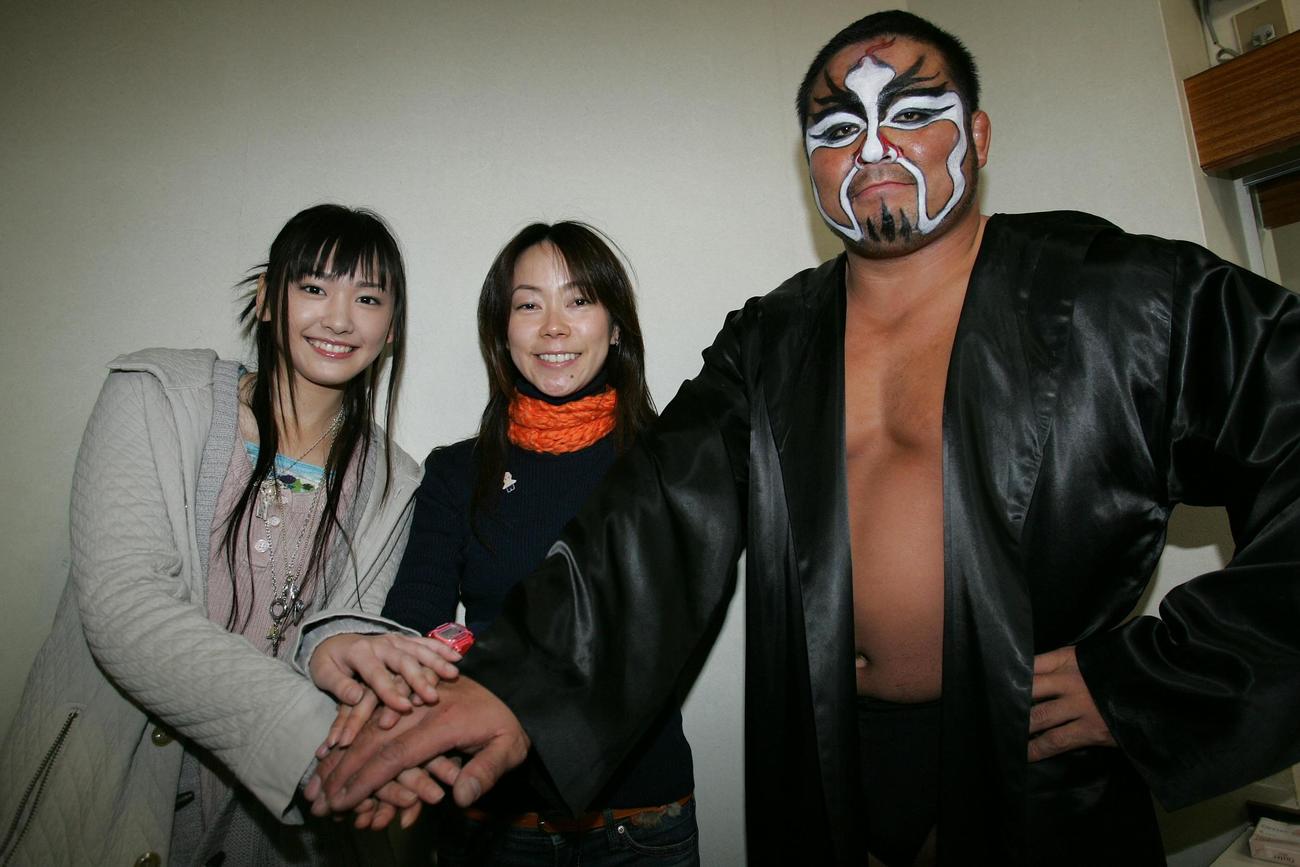 映画「恋するマドリ」主演の新垣結衣、大九明子監督（左から）と手を合わせる中西学（07年撮影）