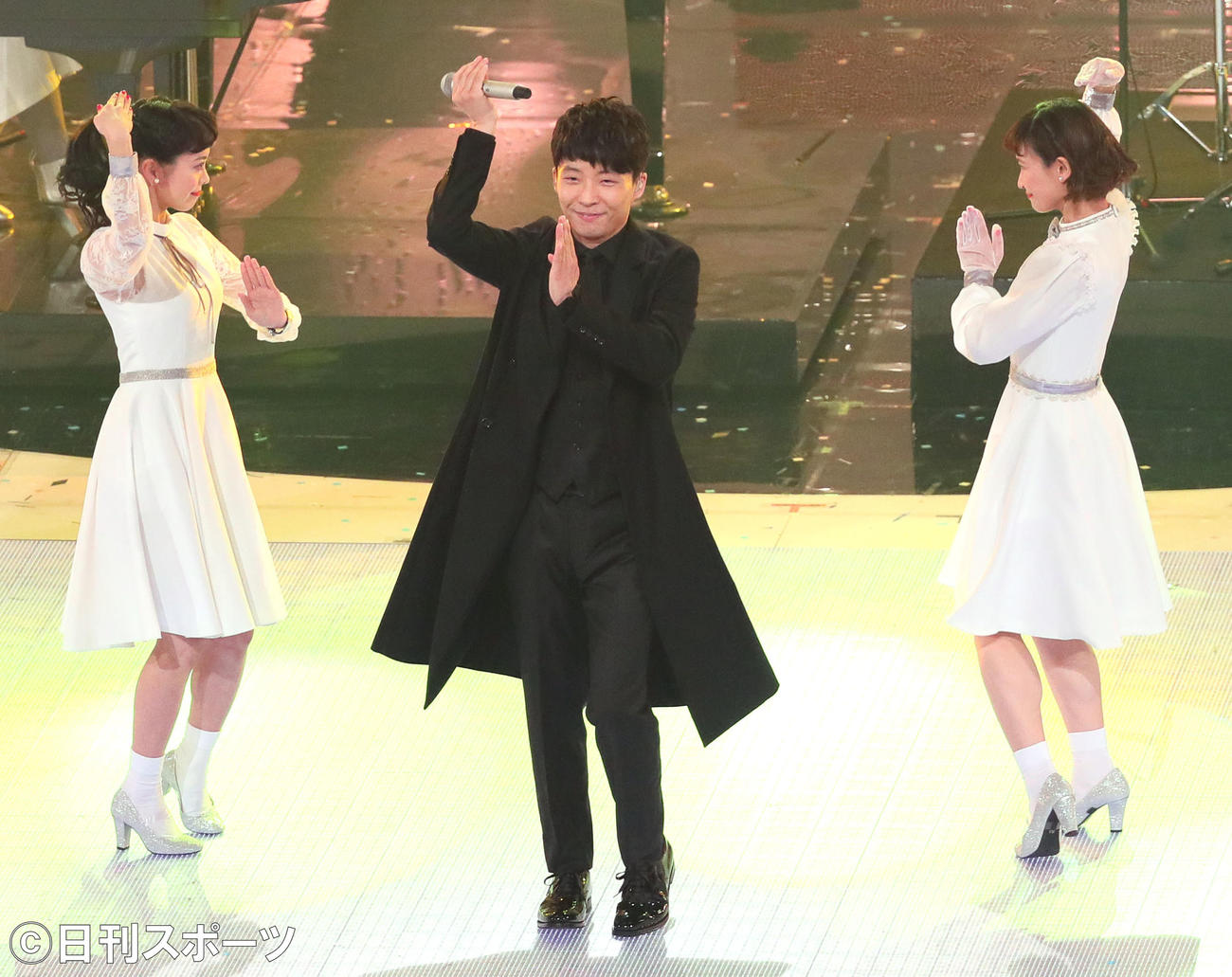 「恋ダンス」を踊りながら歌う星野源（2016年12月撮影）