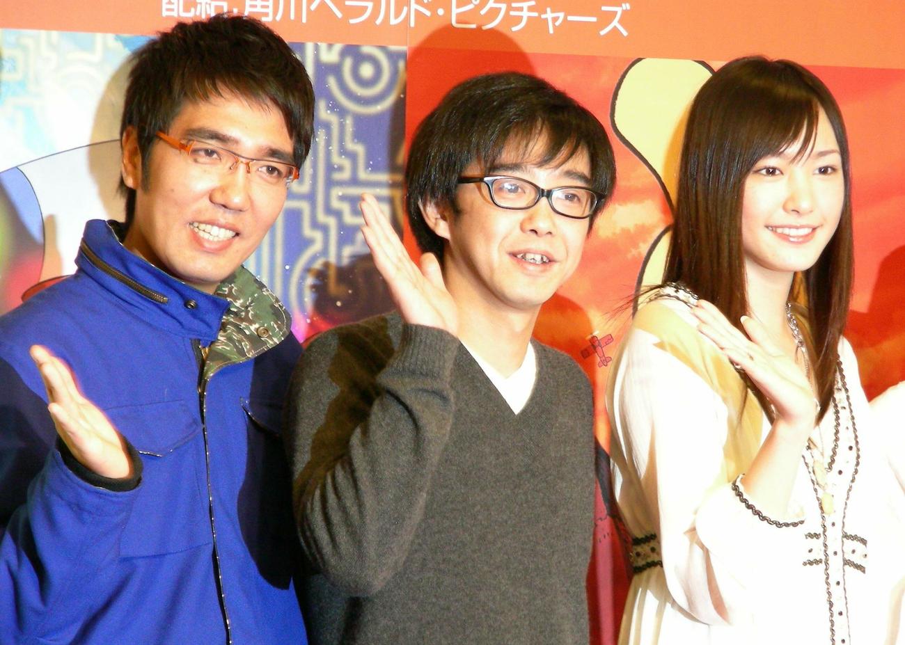 劇場版「ケロロ軍曹」の声優を務めた新垣結衣（右）とおぎやはぎ（06年撮影）