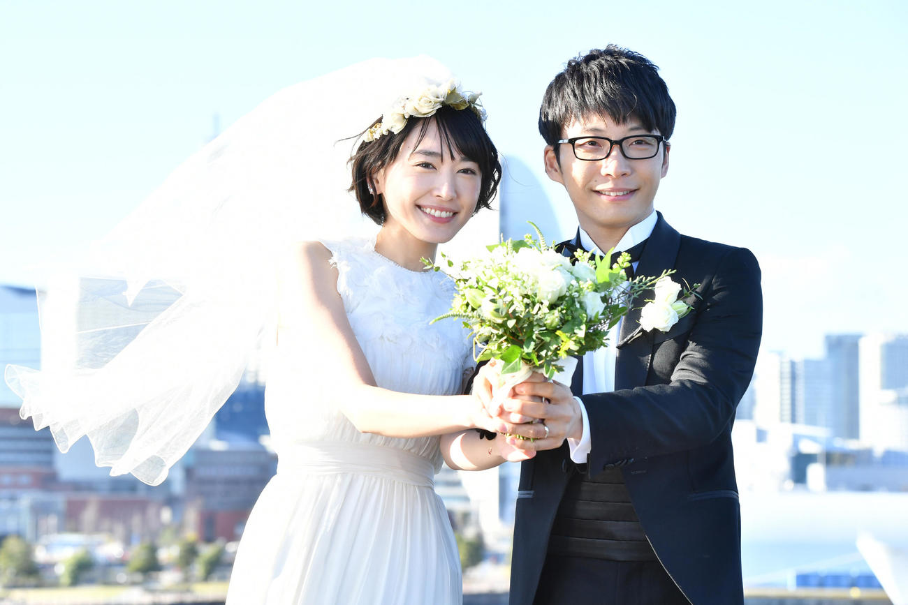 結婚することを発表した新垣結衣（左）と星野源が、夫婦役で出演したTBS系連続ドラマ「逃げるは恥だが役に立つ」の一場面（C）TBS