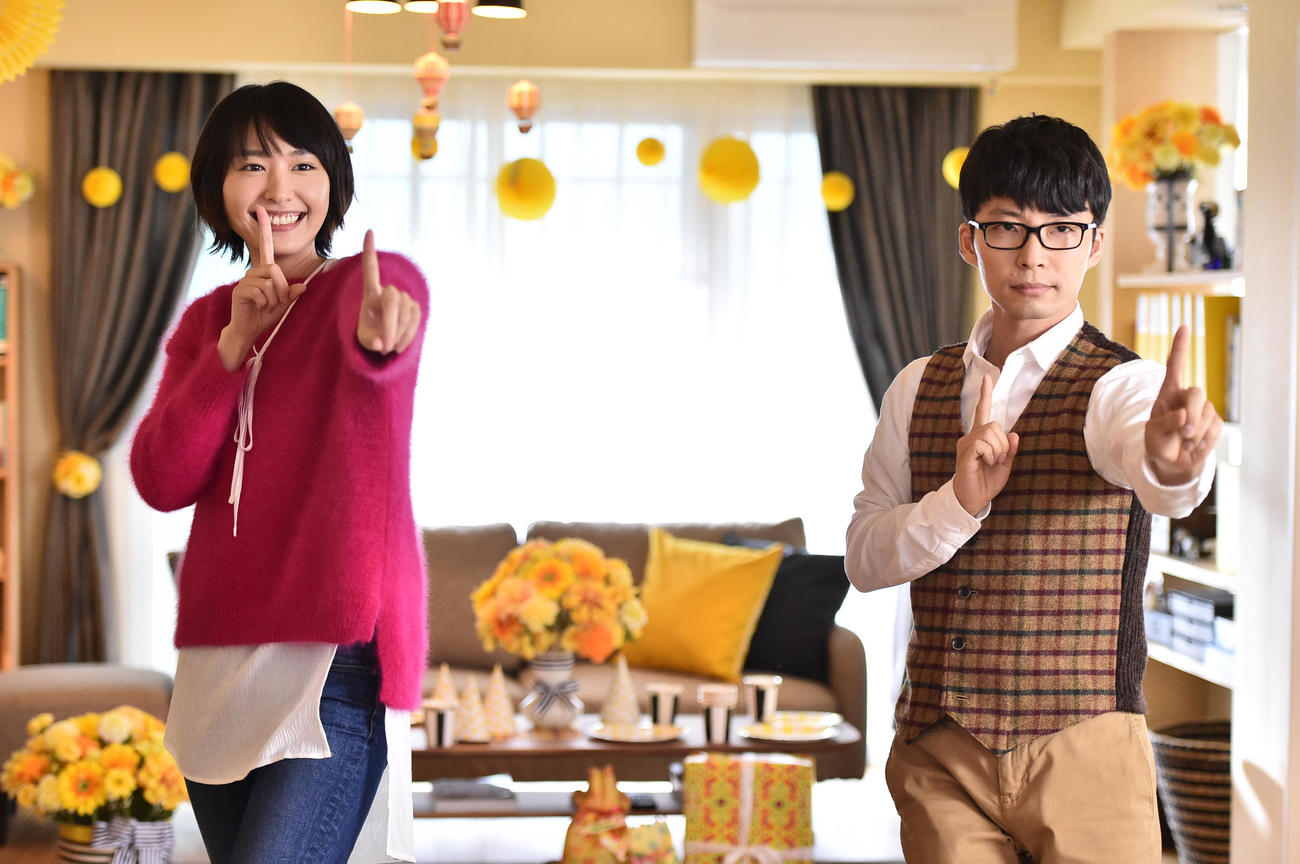 結婚することを発表した新垣結衣（左）と星野源が、夫婦役で出演したTBS系連続ドラマ「逃げるは恥だが役に立つ」で恋ダンスを踊るシーン（C）TBS