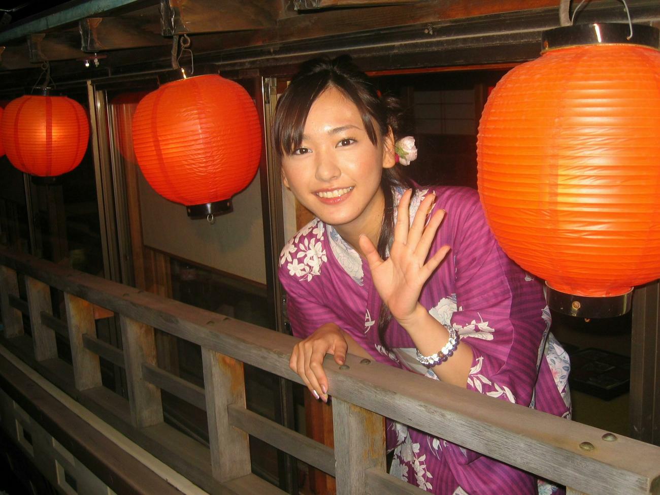 屋形船に乗ってファンとの交流イベントを行った新垣結衣（06年）