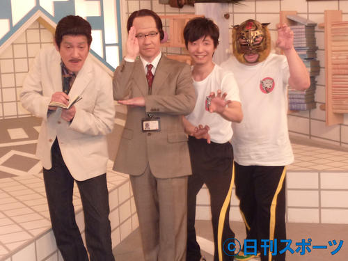 「LIFE！～人生に捧げるコント～」のレギュラー陣。左から田中直樹、内村光良、星野源、塚地武雅（2014年2月撮影）