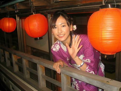 屋形船に乗ってファンとの交流イベントを行った新垣結衣（06年）