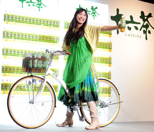 09年3月、CM発表会で、自転車に乗って登壇した新垣結衣（09年撮影）