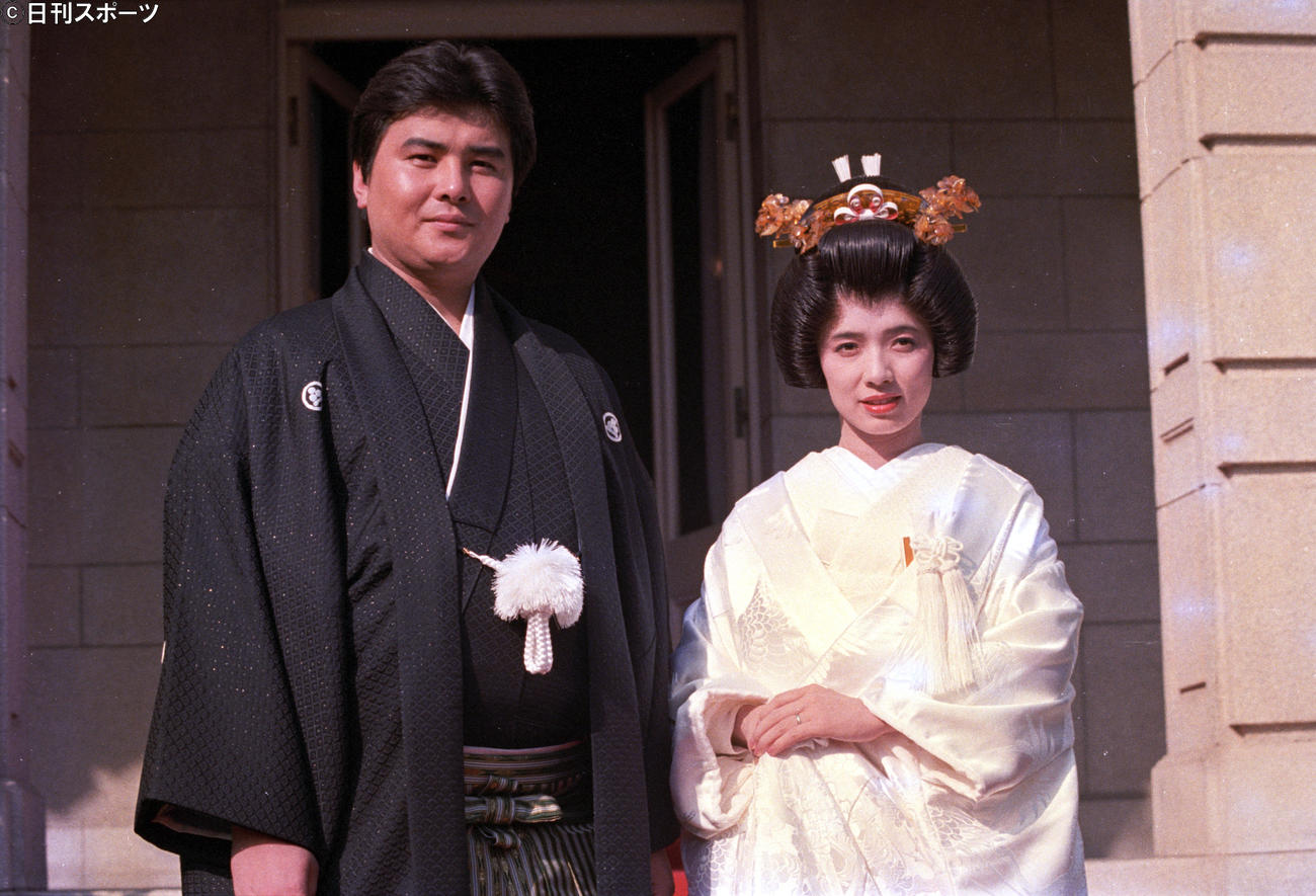 俳優の渡辺徹が3年間の交際で人気タレント榊原郁恵とゴールインした（1987年10月撮影）