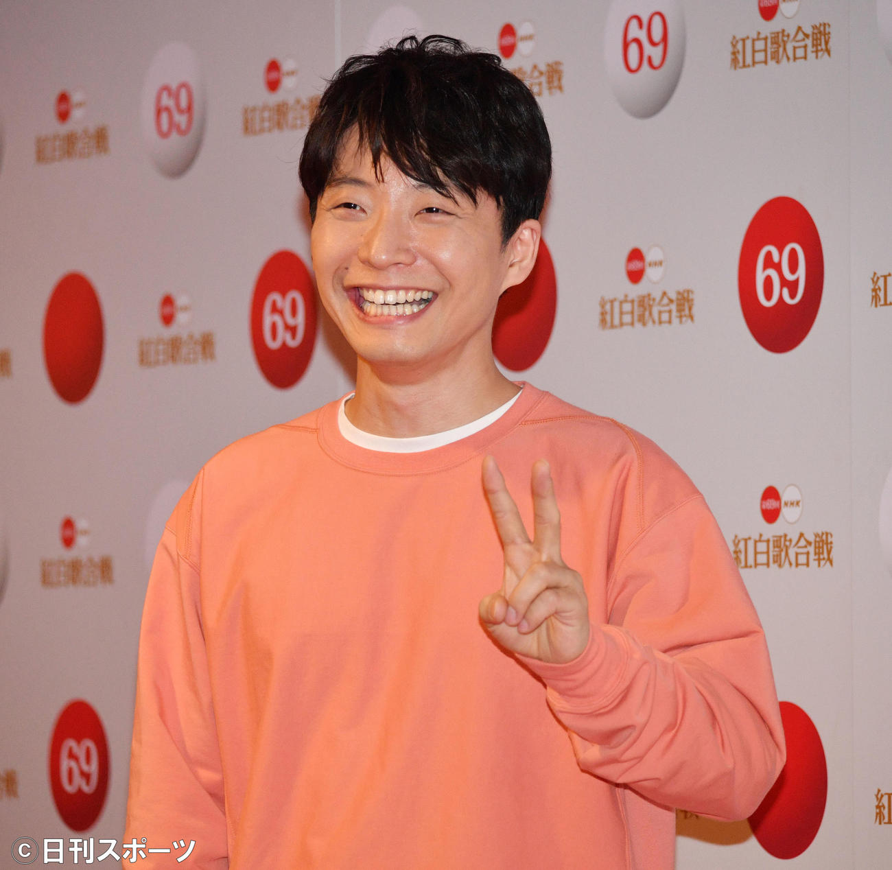 リハーサルを終えカメラに向かってポーズを決める星野源（2018年12月撮影）