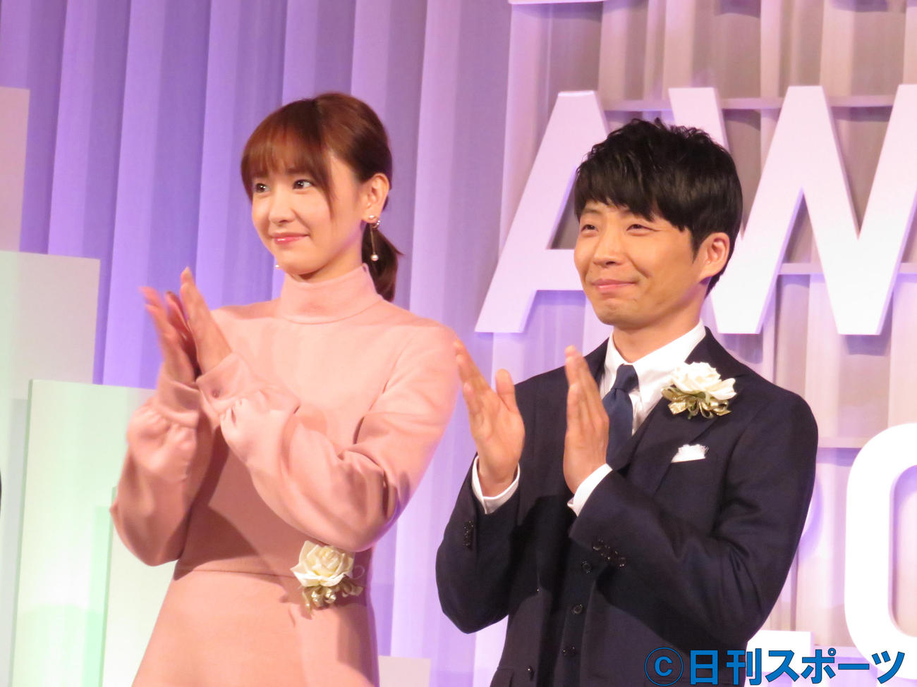 「東京ドラマアウォード2017」に出席した主演女優賞の新垣結衣（左）と主題歌賞の星野源（2017年10月撮影）