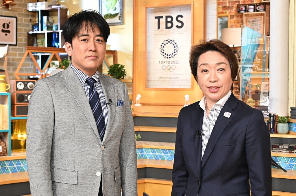 22日放送TBS系「東京VICTORY」に出演する東京オリンピック・パラリンピック組織委員会橋本聖子会長（右）。左は番組司会を務める同局安住紳一郎アナウンサー（C）TBS