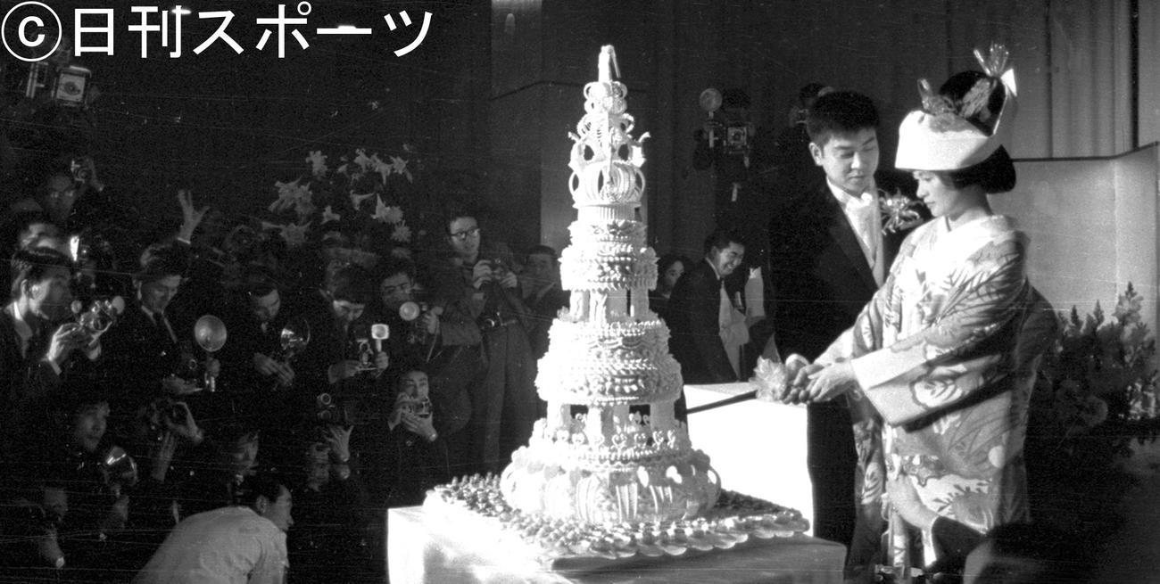 石原裕次郎（26）は東京・日比谷の日活ホテルで日活女優の北原三枝と結婚式を挙げた