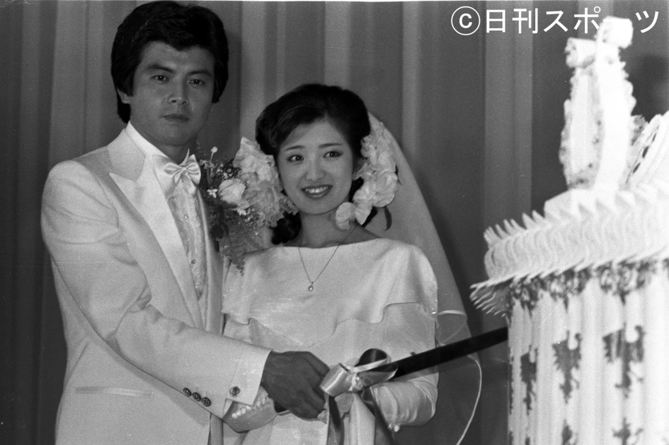 80年11月19日、結婚式で笑顔を見せる三浦友和と山口百恵