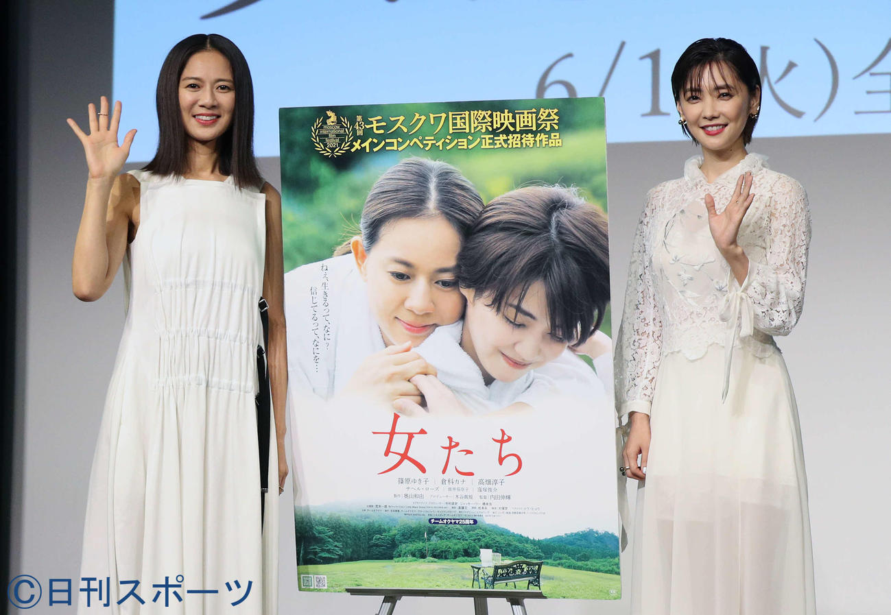 映画「女たち」のフォトセッションにて笑顔で手を振る倉科カナ（右）と篠原ゆき子（撮影・関根直人）