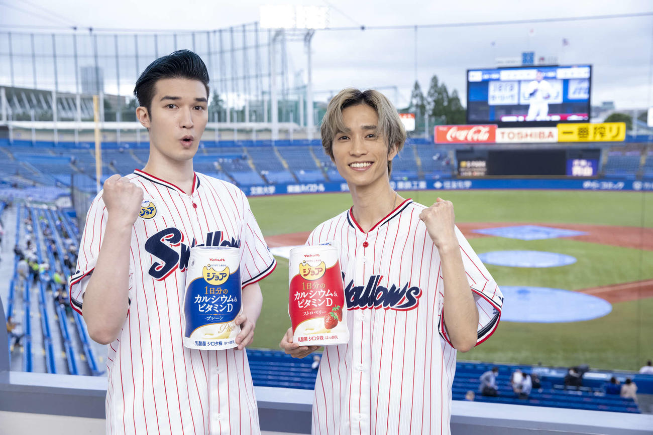 始球式イベント「えらべる栄養、1日分。ジョアナイター」に出席したSixTONESジェシー（左）と田中樹
