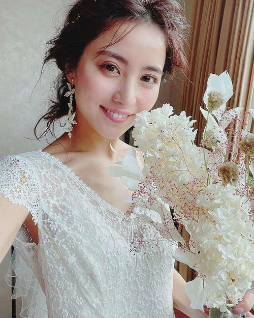 石川恋 ウエディングドレス姿を公開 和装もいいなと 妄想が膨みます 芸能写真ニュース 日刊スポーツ