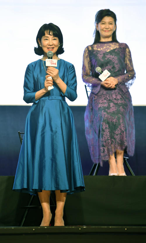 「いのちの停車場「で舞台あいさつする吉永小百合。右は南野陽子（撮影・柴田隆二）
