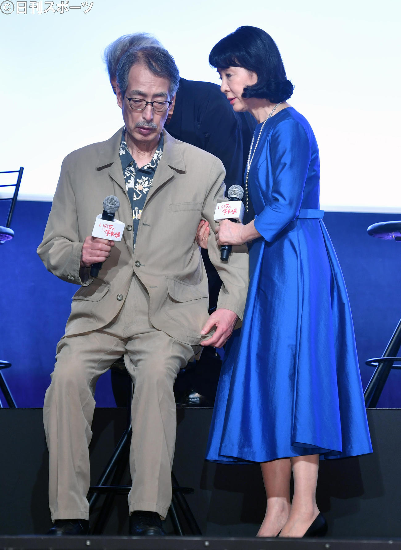 映画「いのちの停車場」の舞台あいさつでみなみらんぼうが体調を不良になり、心配した吉永小百合が支える（撮影・柴田隆二）