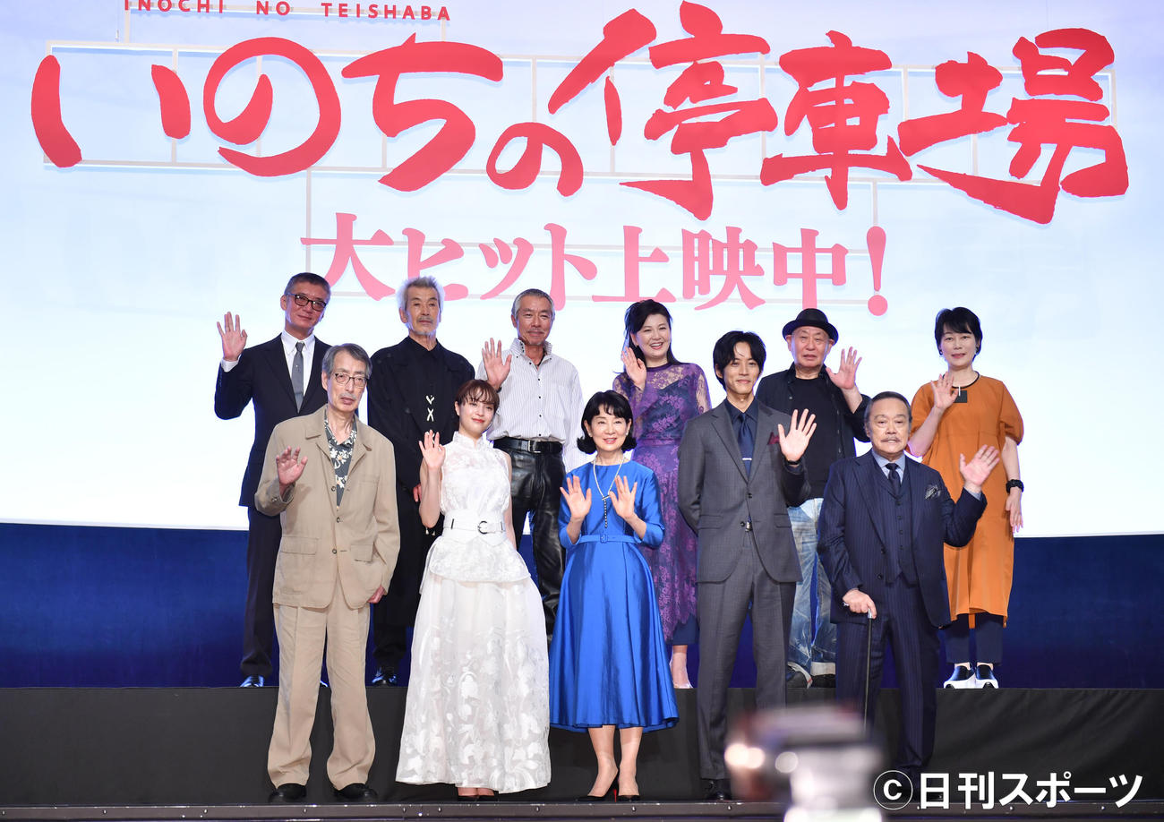 映画「いのちの停車場」の舞台あいさつで記念撮影に納まる。前列左からみなみらんぼう、広瀬すず、吉永小百合、松坂桃李、西田敏行、後列左から成島出監督、田中泯、柳葉敏郎、南野陽子、泉谷しげる、原作者の南杏子氏（撮影・柴田隆二）