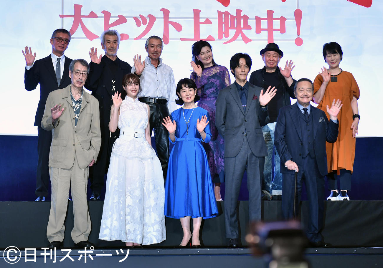 映画「いのちの停車場」の舞台あいさつで記念撮影に納まる。広瀬すず、吉永小百合、松坂桃李、西田敏行ら（撮影・柴田隆二）