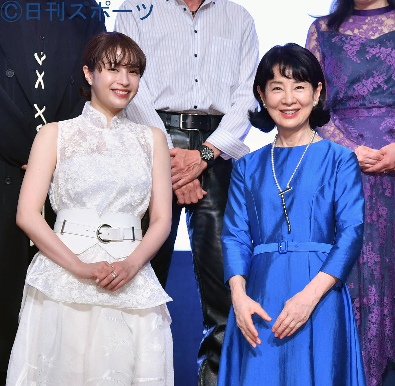 映画「いのちの停車場」で舞台あいさつする吉永小百合（左）と広瀬すず（撮影・柴田隆二）