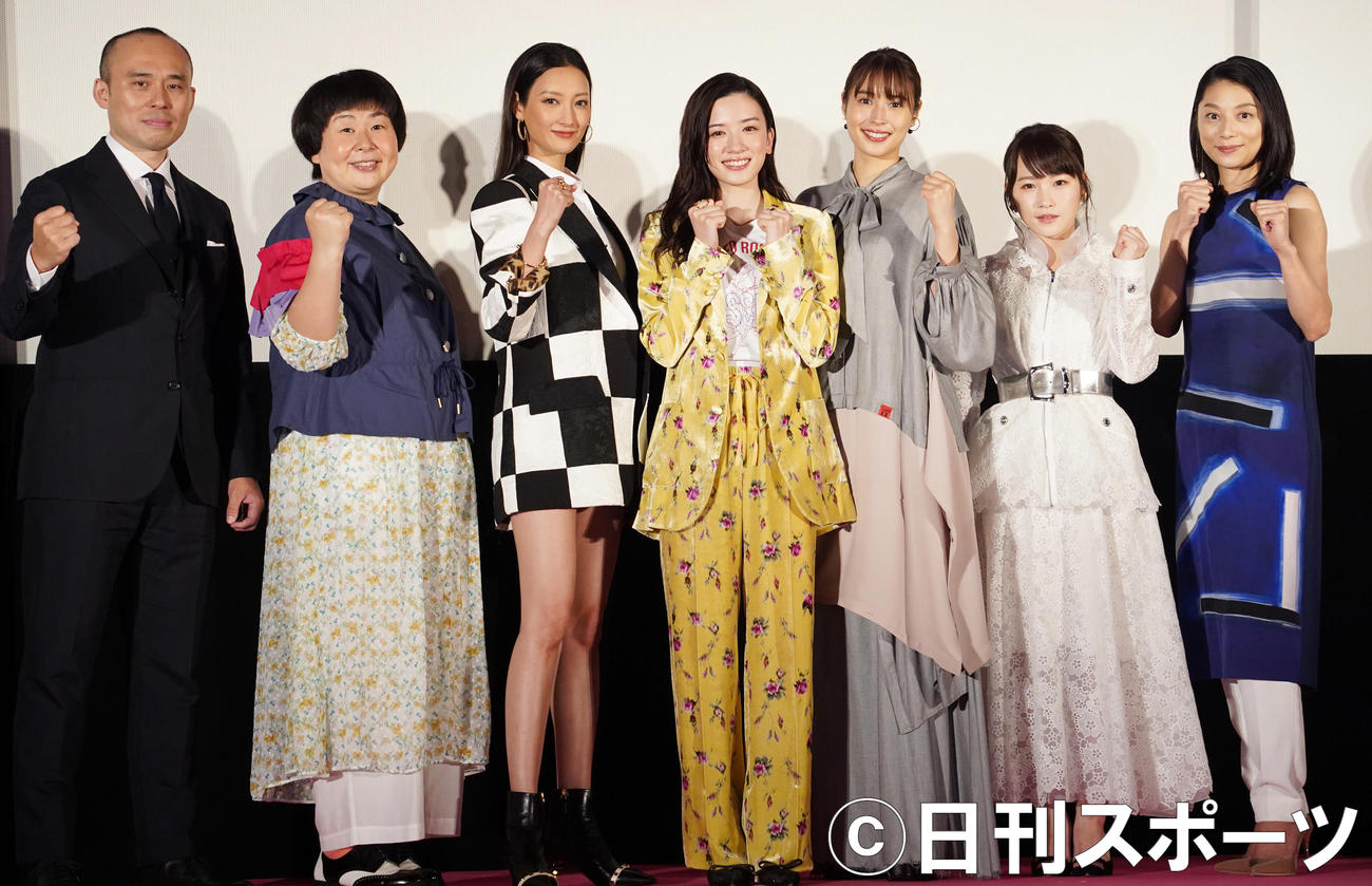 イベントに出席した、左から関和亮監督、大島美幸、菜々緒、永野芽郁、広瀬アリス、川栄李奈、小池栄子（撮影・佐藤勝亮）
