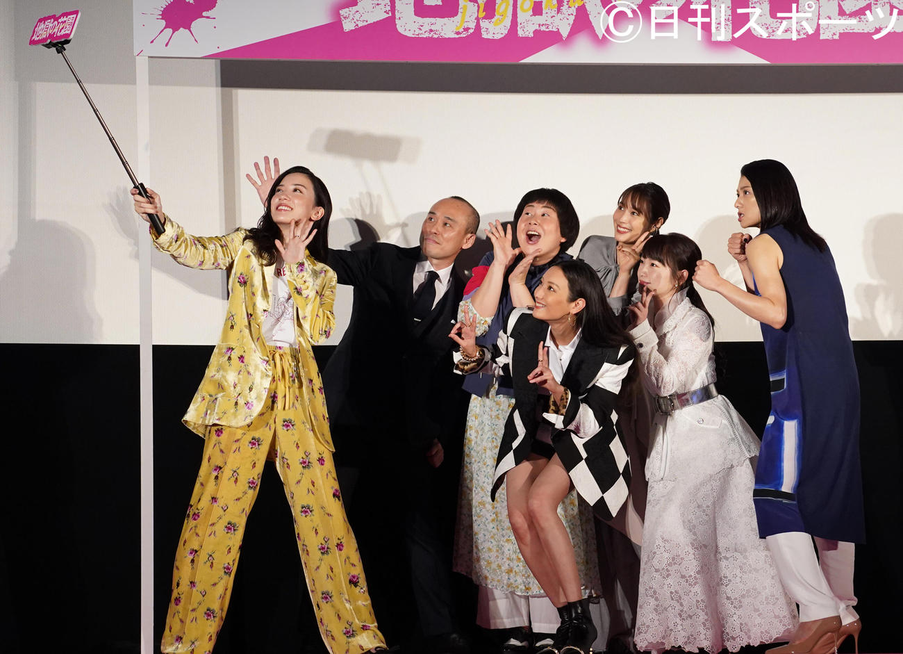 イベントに出席し、写真撮影をする登壇者（撮影・佐藤勝亮）