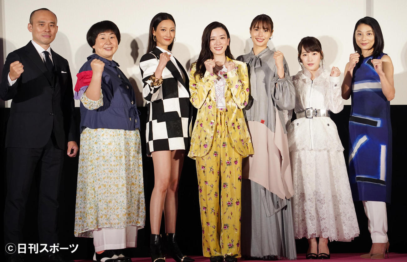 イベントに出席した、左から関和亮監督、大島美幸、菜々緒、永野芽郁、広瀬アリス、川栄李奈、小池栄子（撮影・佐藤勝亮）