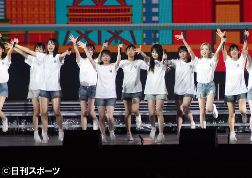 47都道府県ツアー最終公演を行ったAKB48チーム8(撮影・大友陽平)