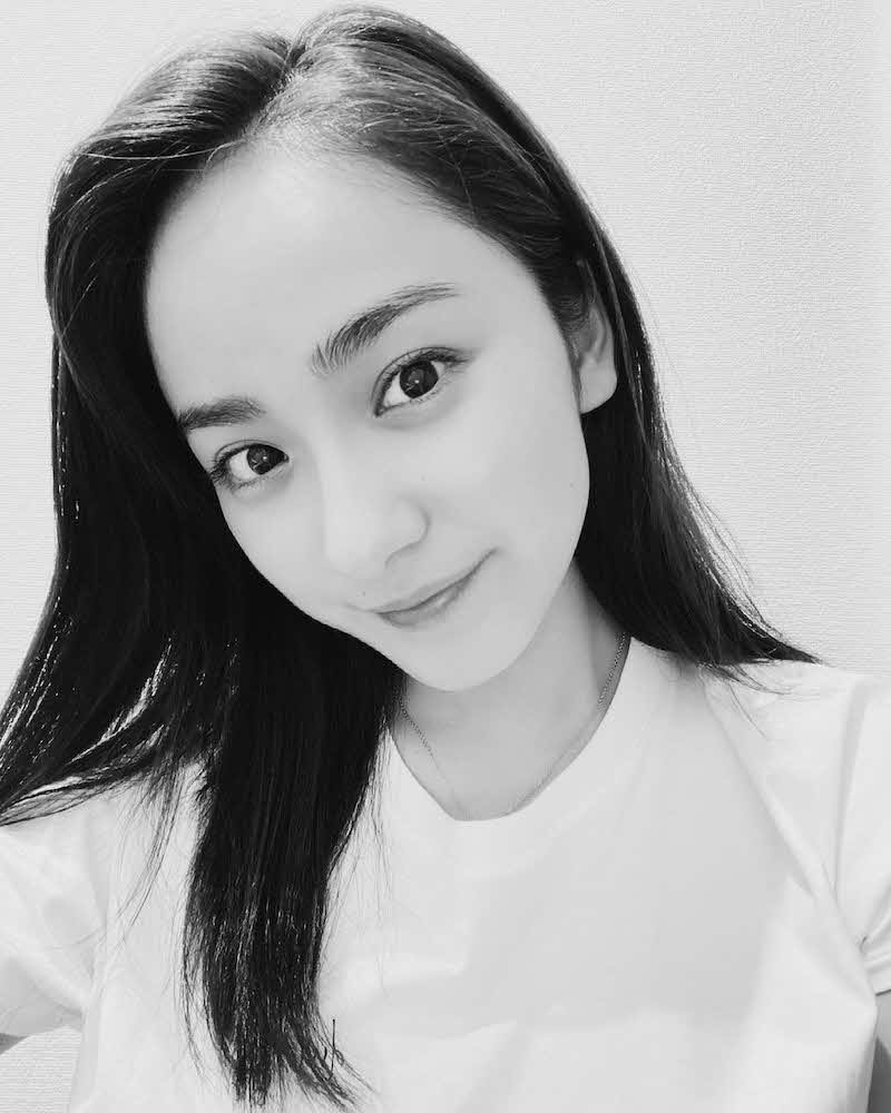 平祐奈が公開した前髪をアップした姿（モノクロ）