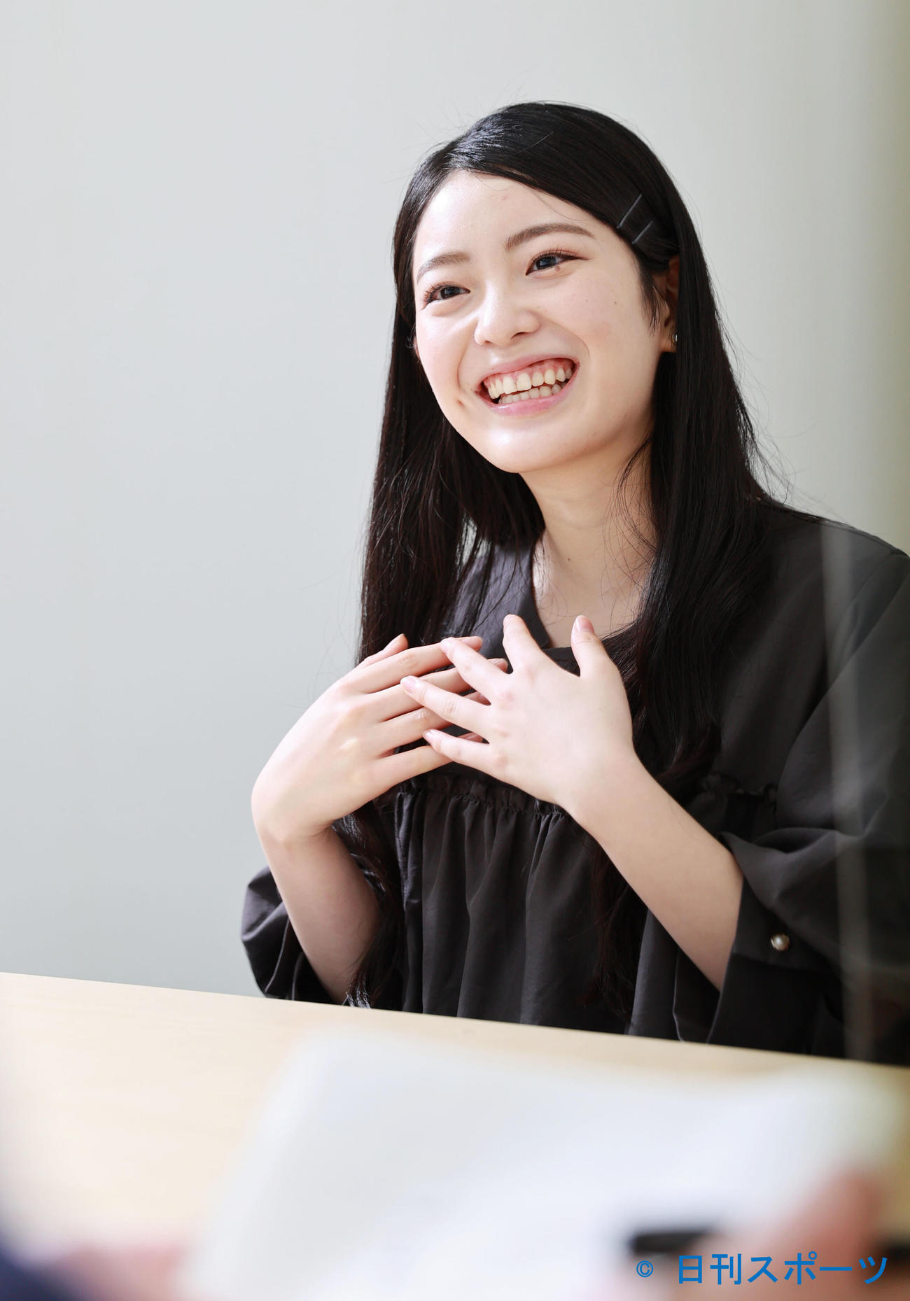 真っ直ぐ記者の目を見て笑顔で質問に応じる斉藤花耶（撮影・垰建太）