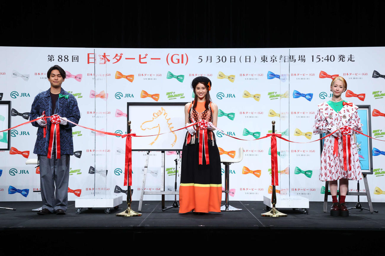 「第88回　日本ダービーPR発表会」でテープカットを行う、左から柳楽優弥、土屋太鳳、木村カエラ
