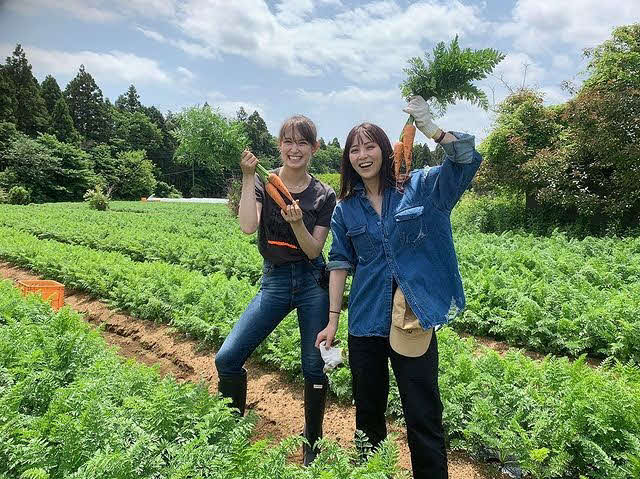 にんじんを手にする石川恋（右）とトラウデン直美