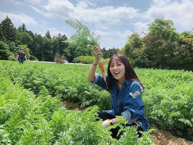 にんじんを手にする石川恋