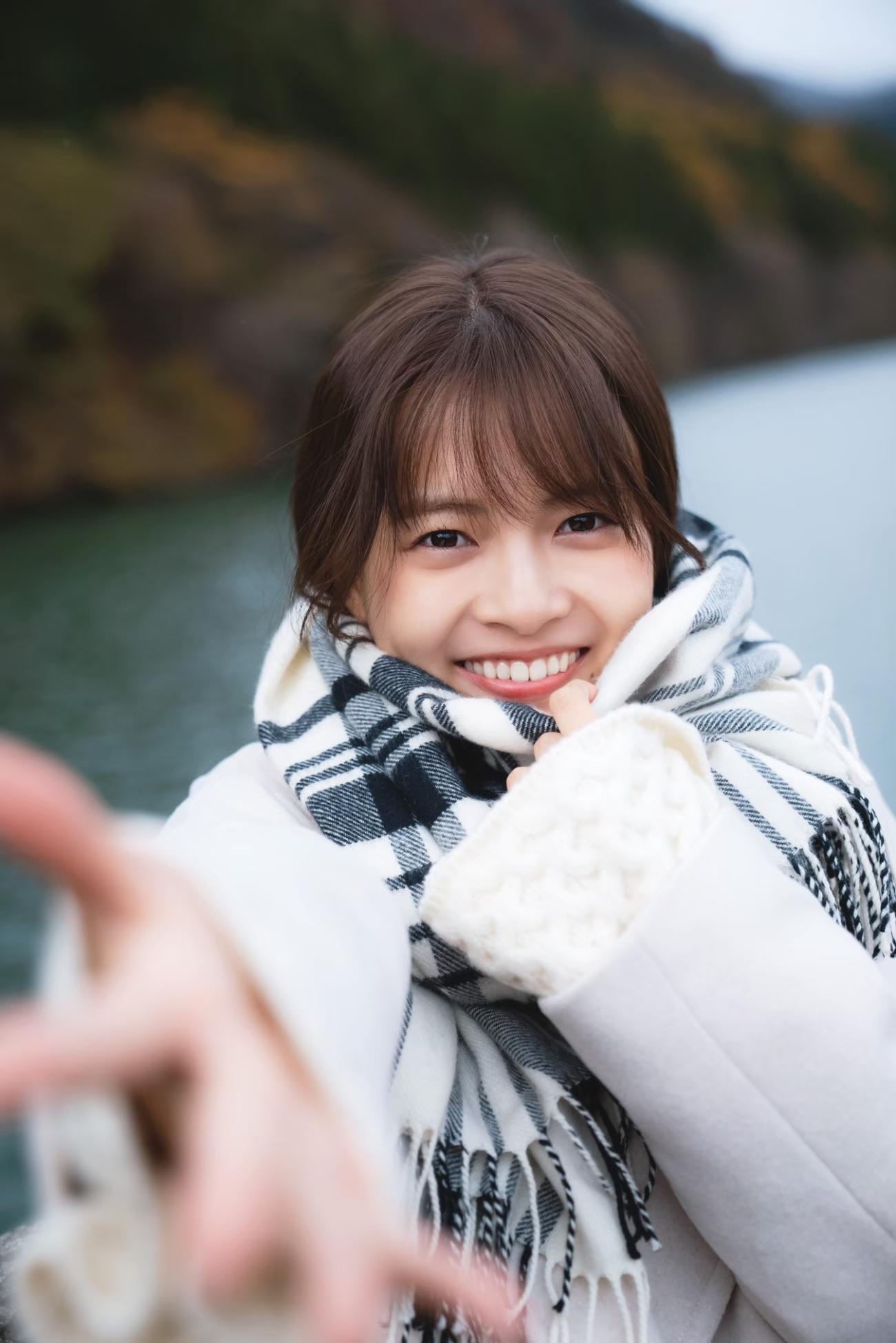 ファースト写真集「ゆめいろ」の2度目の重版が決定した新條由芽（C）中村和孝／集英社