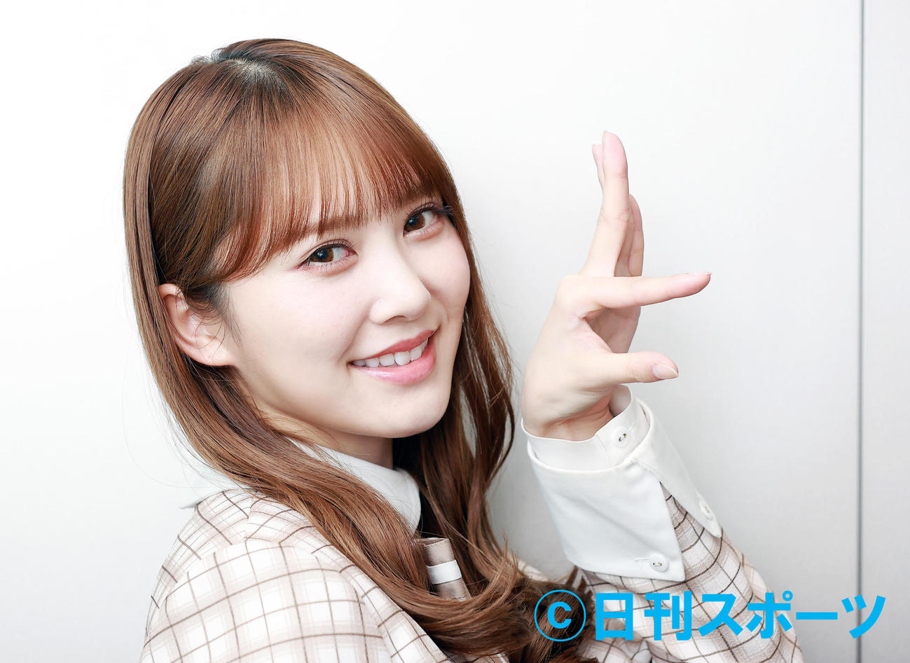 日向坂マークを手で作り、笑顔を見せる日向坂46の加藤史帆（撮影・浅見桂子）