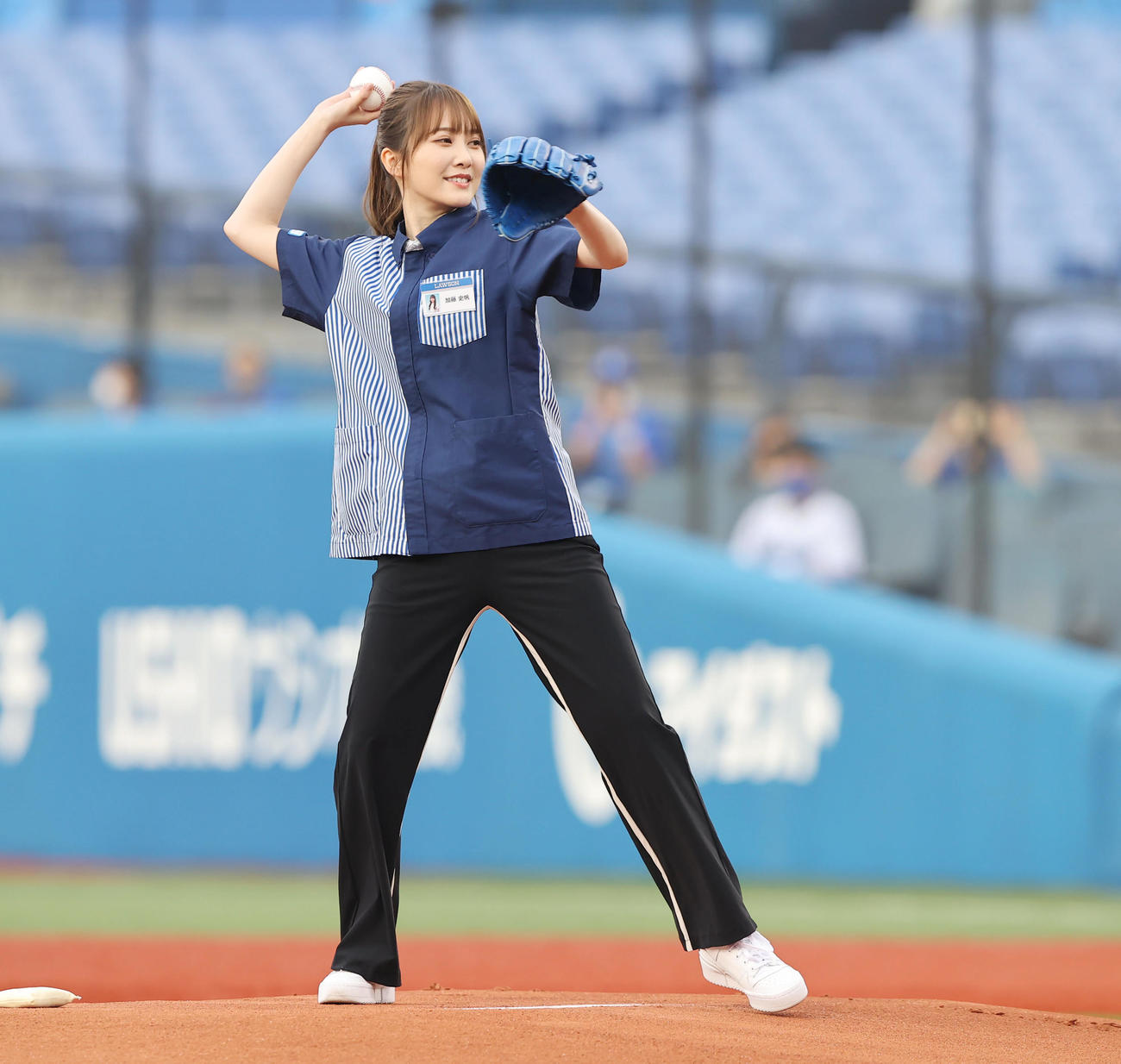 DeNA対オリックス　試合前、始球式を行う日向坂46の加藤志帆（撮影・垰建太）