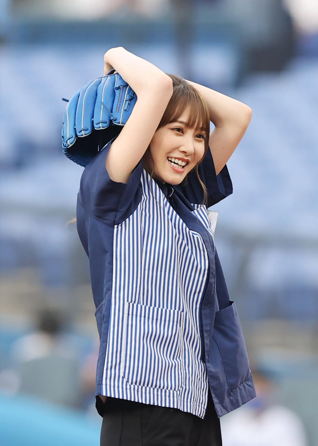 DeNA対オリックス　試合前、始球式を行い頭を抱える日向坂46の加藤志帆（撮影・垰建太）